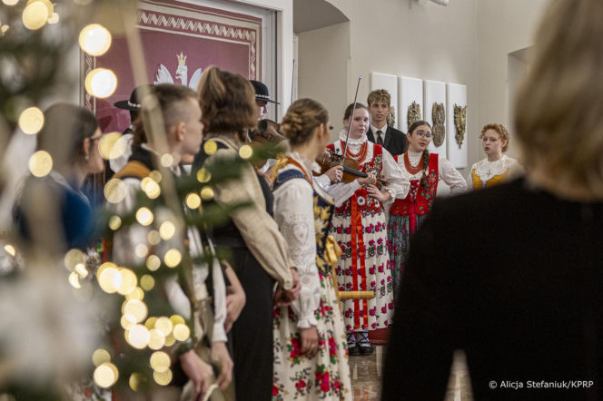 W Pałacu Prezydenckim już święta. Marta Nawrocka z rodziną ubierała choinkę