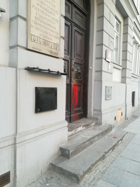 Siedziba ORA w Warszawie oblana farbą