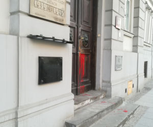 Siedziba ORA w Warszawie oblana farbą