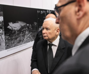 Jarosław Kaczyński na otwarciu wystawy pt. „Katyń 1940 - Smoleńsk 2010. Anatomia kłamstwa” w Muzeum Miejskim w Jastrzębiu-Zdroju