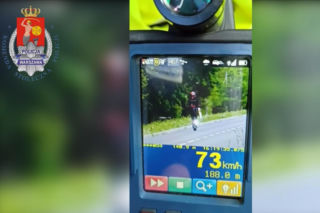 Policjanci zatrzymali 26-latka na hulajnodze pod Mińskiem Mazowieckim. Pędził 73 km/h!