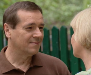 Barwy szczęścia odc. 2500. Zenek Grzelak (Jan Pęczek), Basia (Sławomira Łozińska)