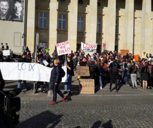 Uczniowie protestują przed kuratorium