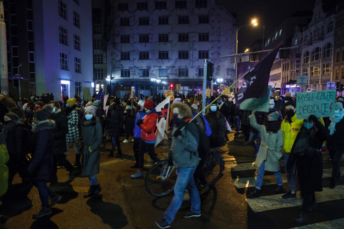 Strajk Kobiet we Wrocławiu. Przemarsz ulicami miasta i przepychanki z policją [ZDJĘCIA] 