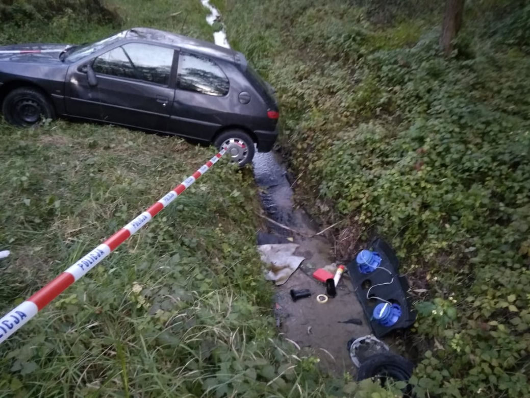Tarnów. Kierowca zaparkował tuż nad potokiem. Co tam się stało?