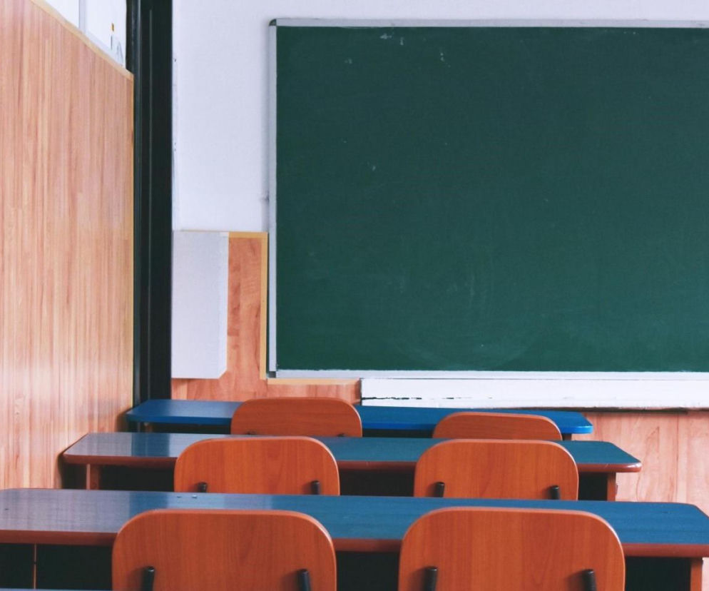 Mrozy paraliżują Pomorze! Dyrektorzy masowo zamykają szkoły. Lekcje odwołano już w ponad 100 placówkach