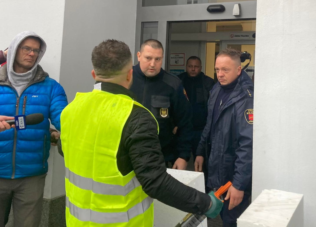 Radny próbował zamurować wejście do Urzędu Miasta Łodzi