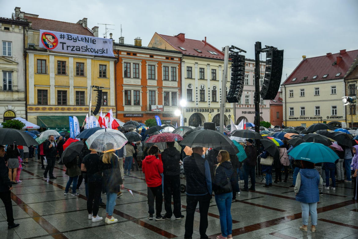 Zorro skradł show Trzaskowskiemu podczas wiecu w Tarnowie. Walczył szpadą i transparentem