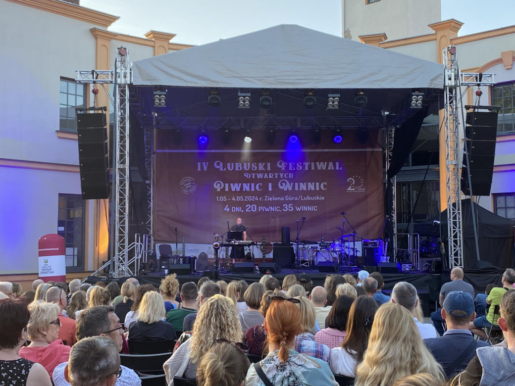  IV Lubuski Festiwal Piwnic i Winnic w Zielonej Górze. Koncert zagrał Czesław Śpiewa