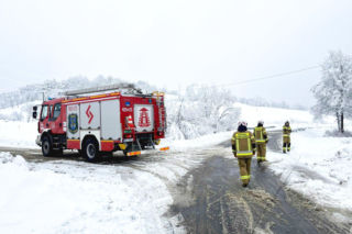 Atak zimy na Podkarpaciu: Tysiące domów bez prądu! Strażacy interweniowali setki razy, śnieg paraliżuje region