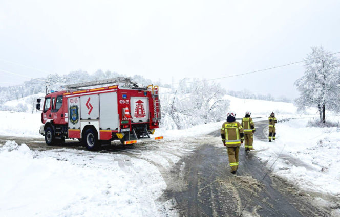 Atak zimy na Podkarpaciu: Tysiące domów bez prądu! Strażacy interweniowali setki razy, śnieg paraliżuje region