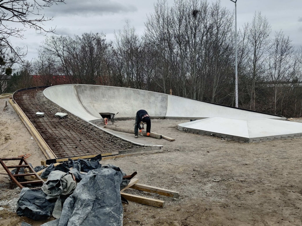 Budowa skateparku na os. Majowym - kwiecień 2021