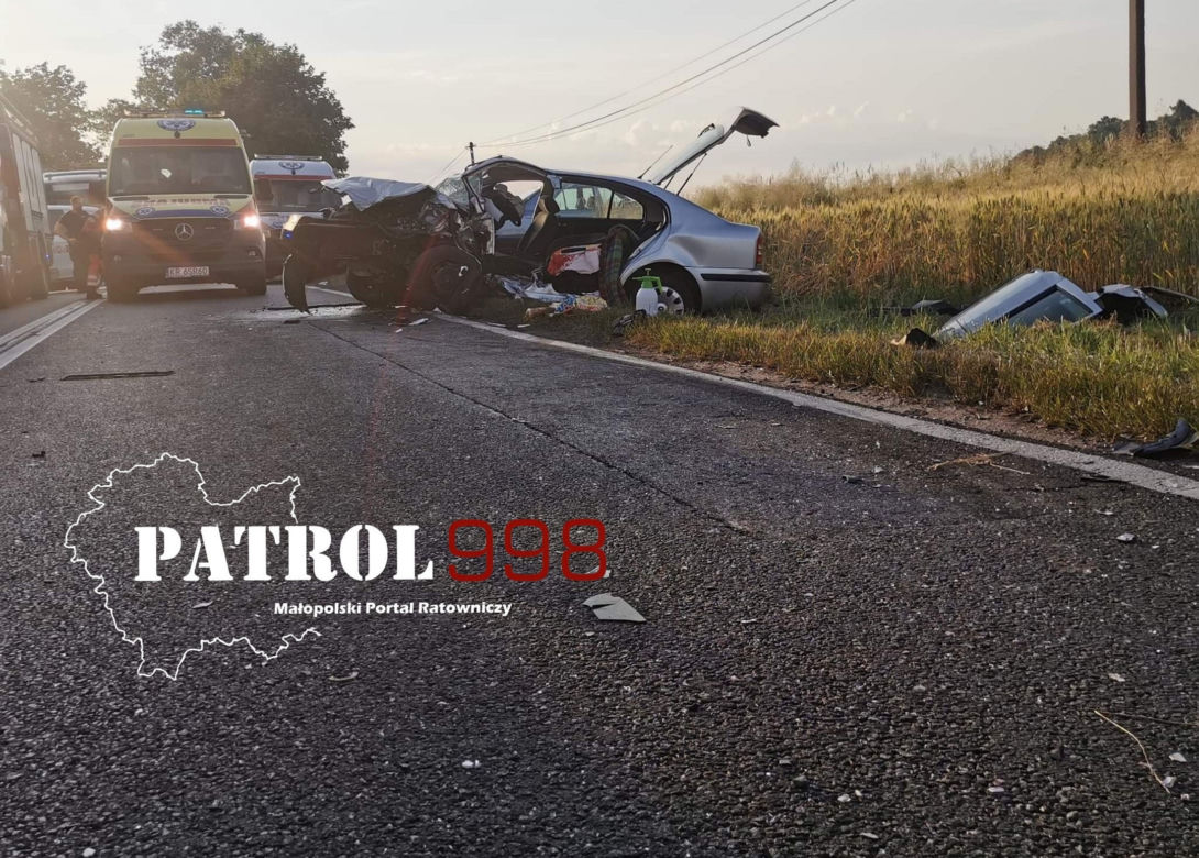 Śmiertelny wypadek pod Krakowem. Czołowe zderzenie dwóch aut. Jedna ofiara, sześć osób rannych [ZDJĘCIA]