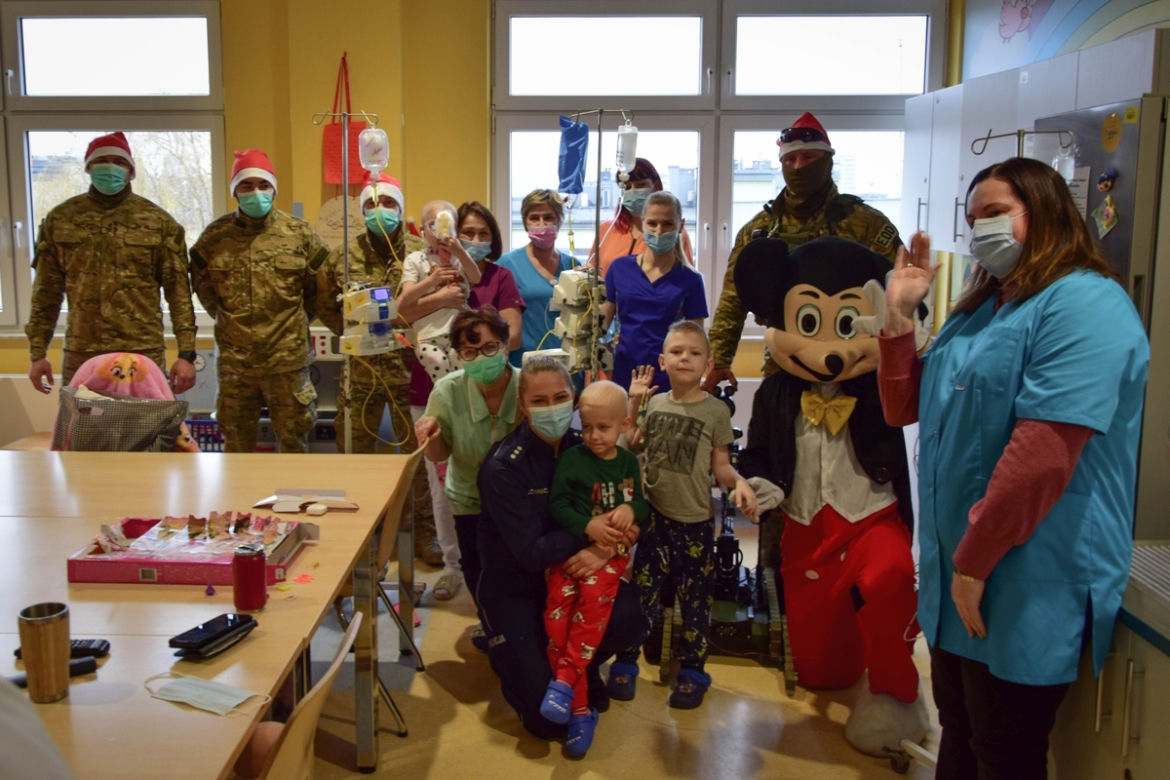 Myszka Miki, mali pacjenci i... kontrterroryści! Takiej mikołajkowej niespodzianki nikt się nie spodziewał