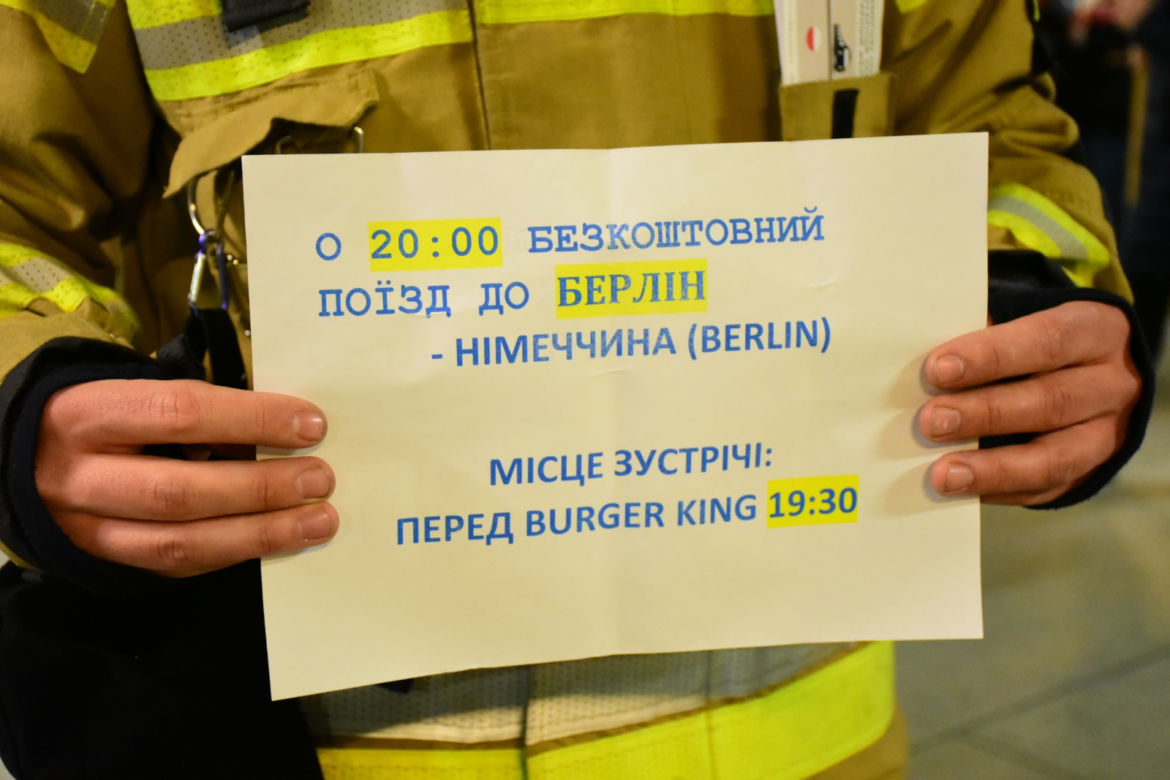 Uchodźcy z Krakowa wyjechali do Niemiec. Czekały na nich specjalne pociągi