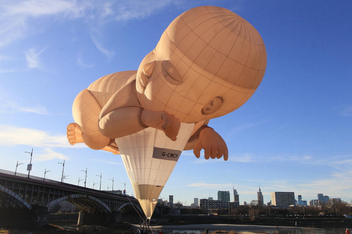 Wielki balon w kształcie dziecka w Warszawie