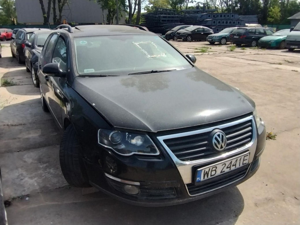 Drogowcy znów sprzedają wraki z ulicy. Wśród nich jest Chrysler w kwiatki