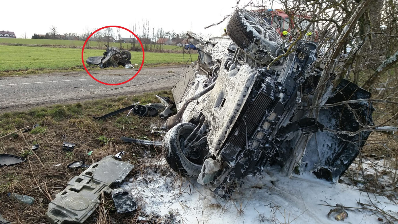Mercedes złamany w pół! A on po prostu wyszedł [ZDJĘCIA]