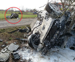 Mercedes złamany w pół! A on po prostu wyszedł [ZDJĘCIA]