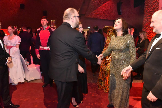 XIV Marszałkowski Bal Dobroczynny w CKK Jordanki. Zdjęcia ze środka. Efektowne kreacje VIP-ów