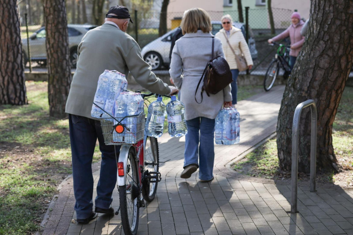 Awaria wody w Otwocku. Strażacy rozdawali wodę mieszkańcom (2.04.2025)