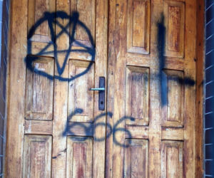 Poznań: satanistyczne znaki w parafii Bogarodzicy Maryi