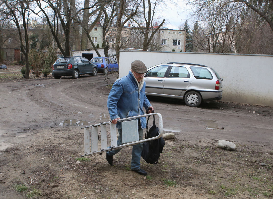 Wchodzi do mieszkania po drabinie!