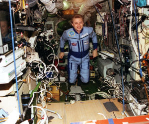 Wnętrze nieistniejącej już stacji kosmicznej Mir w 1996 r.