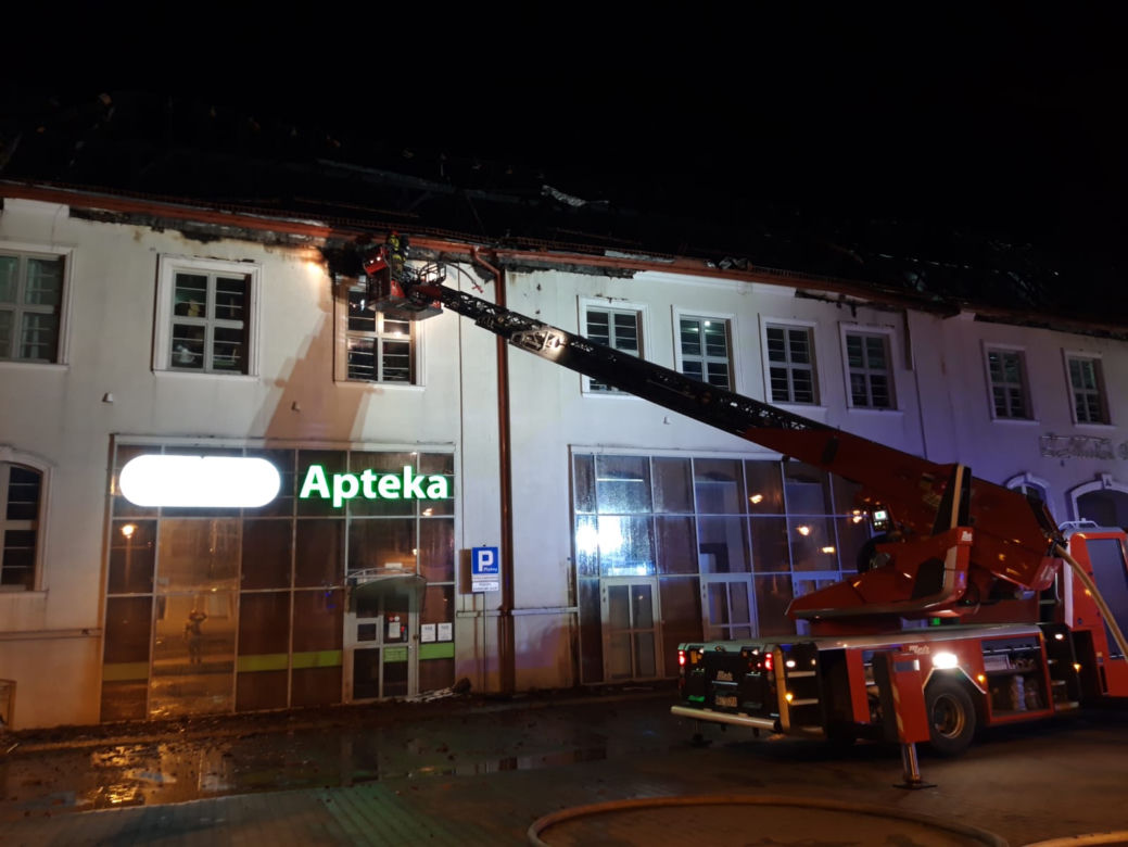 Pożar galerii handlowej w Ełku. Dach spłonął momentalnie [ZDJĘCIA]
