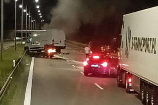 Ciężarówka uderzyła w samochód ekipy drogowej. Trwa akcja służb na A4