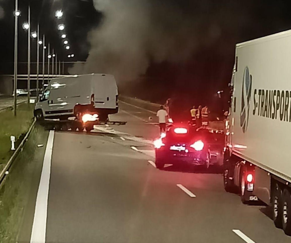 Tragiczny wypadek na A4. Ciężarówka uderzyła w bus służby drogowej, jedna osoba nie żyje