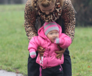 Uczy córeczkę chodzić