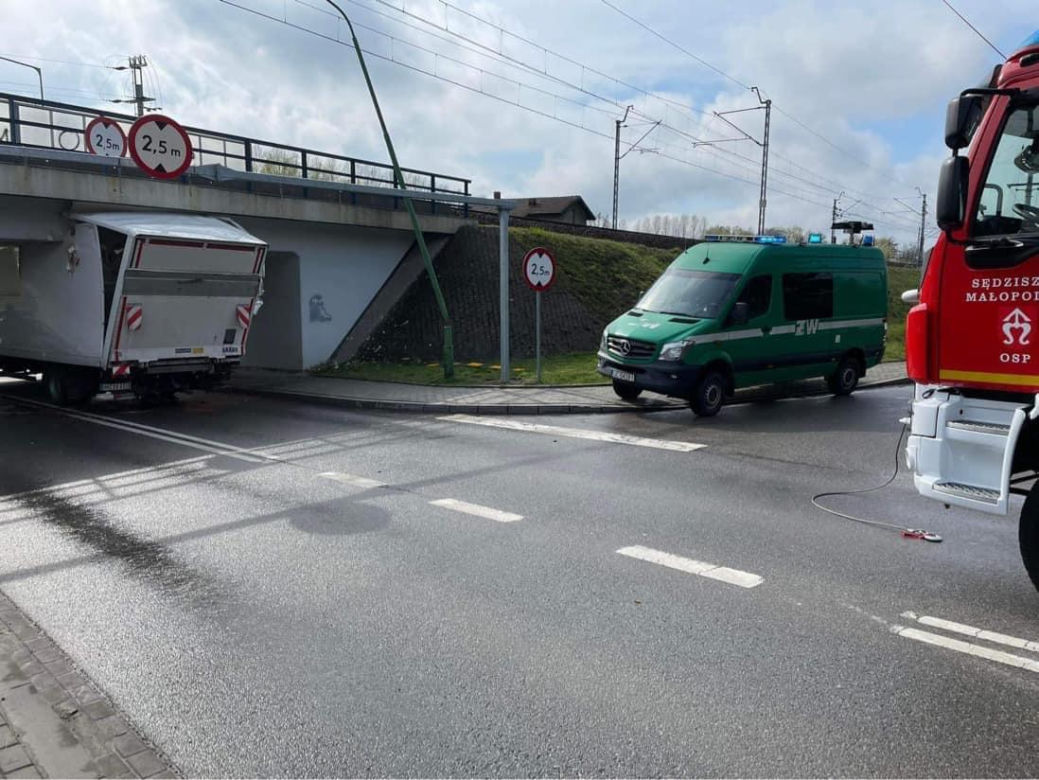 Dostawczak nie zmieścił się pod mostem. W tył auta wjechała osobówka 