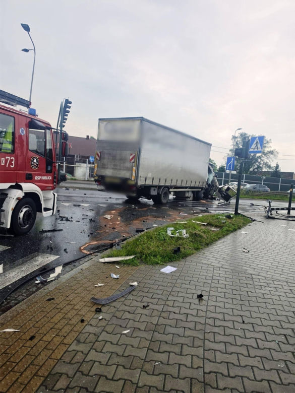 Kraksa osobówki z ciężarówką w Krakowie. Duże utrudnienia drogowe
