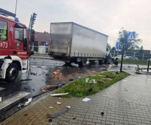 Kraksa osobówki z ciężarówką w Krakowie. Duże utrudnienia drogowe