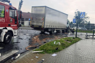 Kraksa osobówki z ciężarówką w Krakowie. Duże utrudnienia drogowe