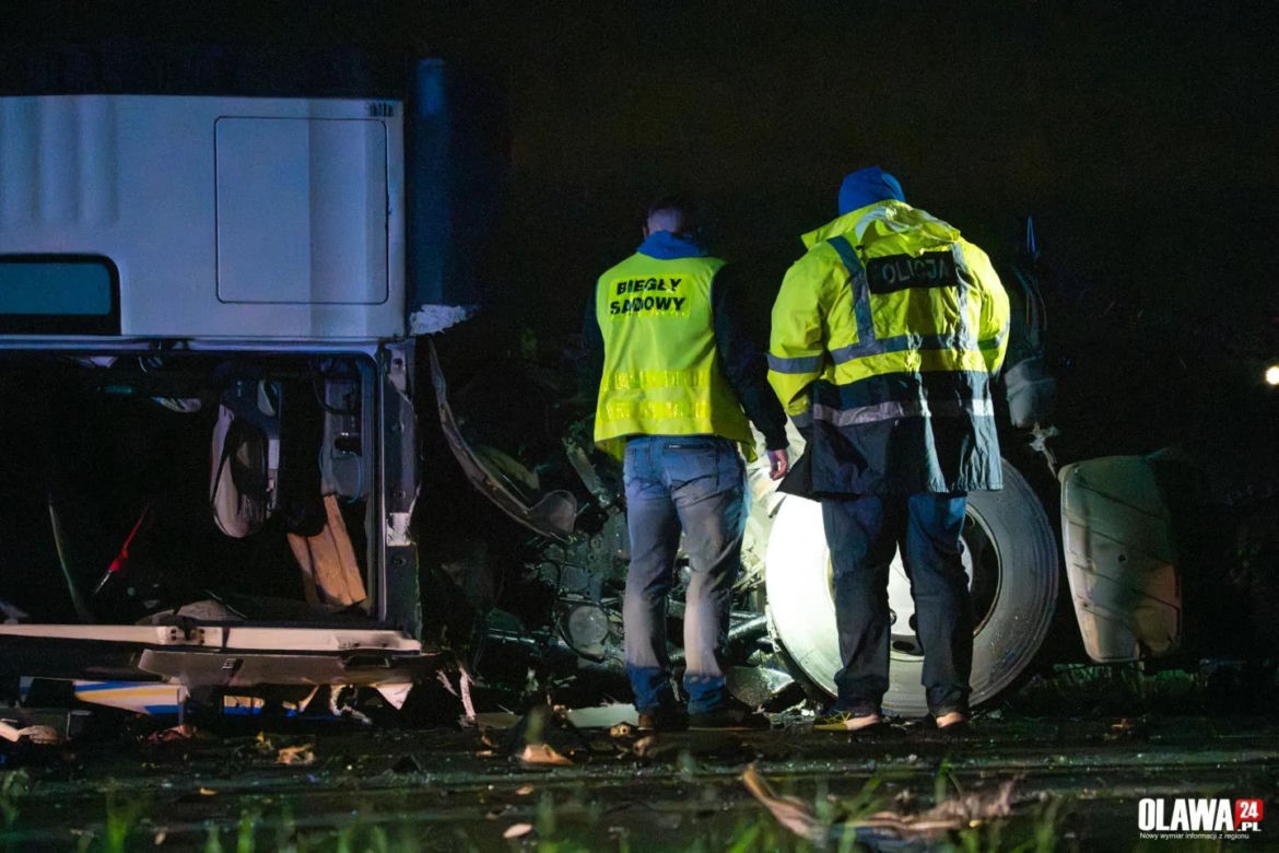 Subaru wjechało pod cysternę. Dwoje młodych strażaków nie żyje! 