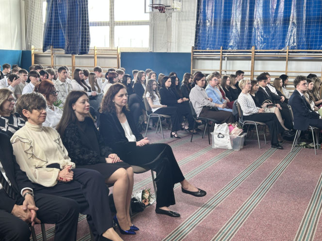 Czwartoklasiści po absolutorium. Wkrótce matury