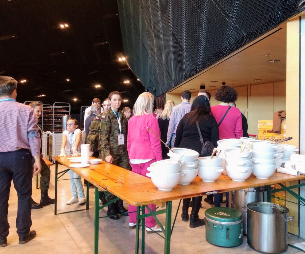 Katowice: Ponad półtora tysiąca samotnych osób zjadło wspólne śniadanie Wielkanocne [ZDJĘCIA, AUDIO]