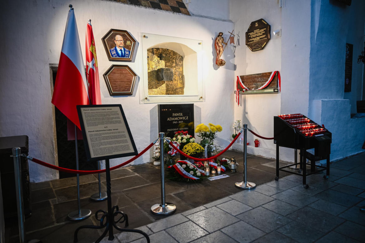 Przejmujący widok przy grobie Pawła Adamowicza. Zdjęcia z bazyliki Mariackiej