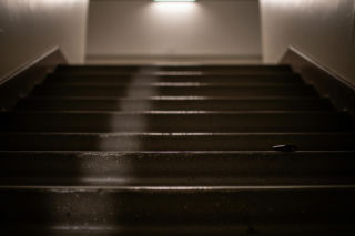 Pijana 30-latka terroryzowała blok na Pradze. Co chciała rozpalić na półpiętrze?