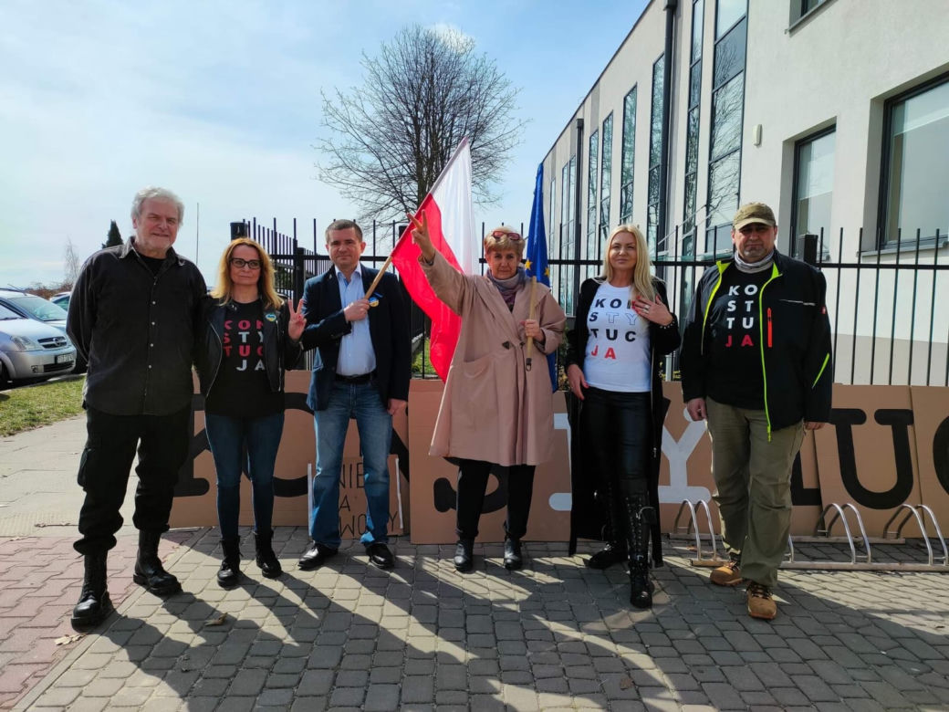 Były okrzyki i wuwuzele, takie nasze prawo. Sąd umorzył postępowanie 