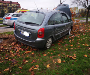 O krok od tragedii w Bydgoszczy! Kierowca zasłabł i uderzył w drzewo! [ZDJĘCIA] 