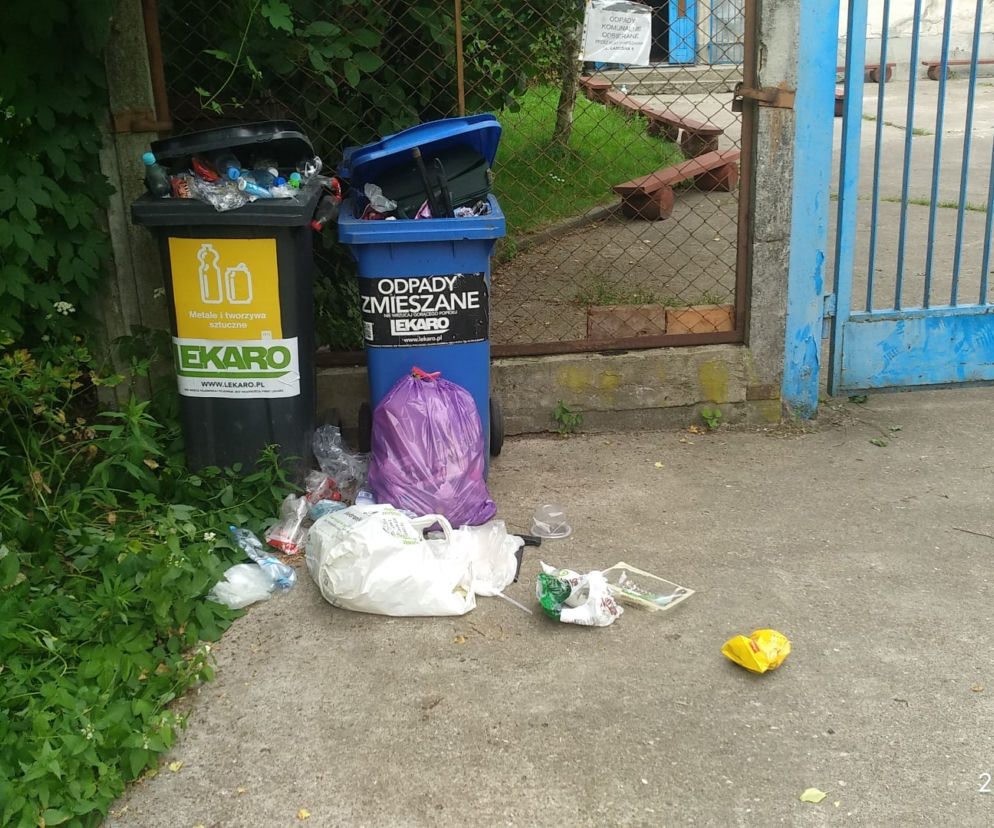 Śmieci zalegające przed siedzibą teatru
