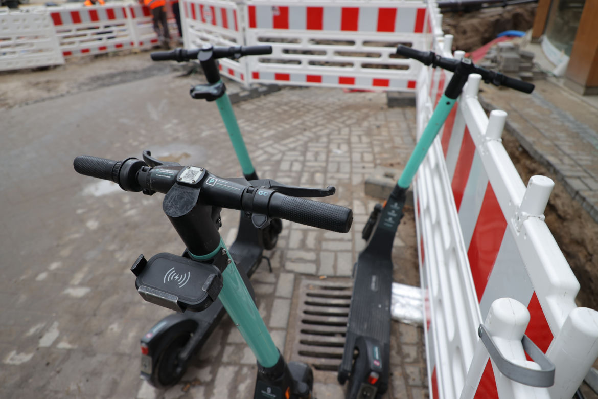Warszawa ujarzmia hulajnogi. Nie rozpędzisz się na bulwarach i deptakach 