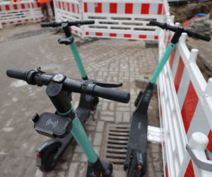 Warszawa ujarzmia hulajnogi. Nie rozpędzisz się na bulwarach i deptakach 