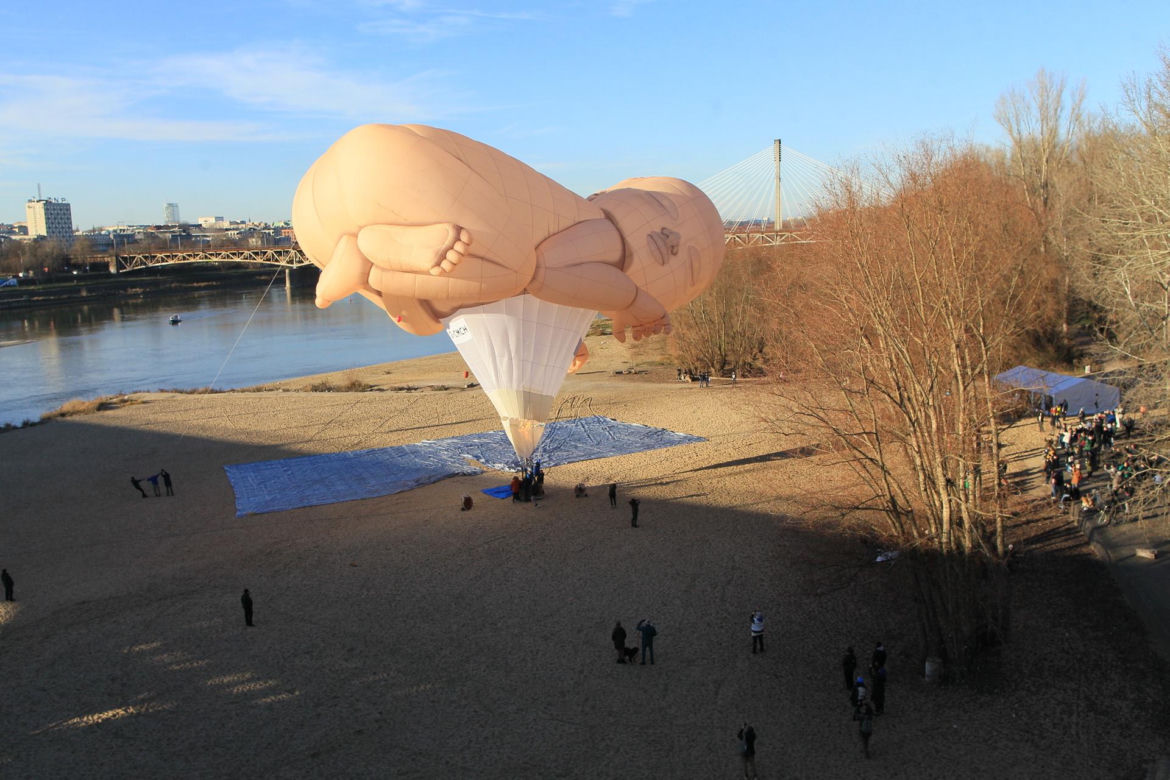Wielki balon w kształcie dziecka w Warszawie