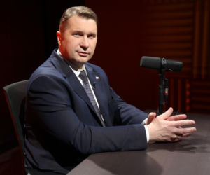 Przemysław Czarnek był królem parkietu we włoskim hotelu. Tam poznał piękną małżonkę [ZDJĘCIA]