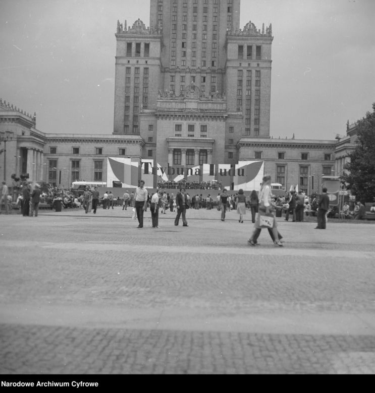 QUIZ PRL. Pałac Kultury i Nauki w Warszawie. Zmierz się z historią dziarskiego 70-latka? 