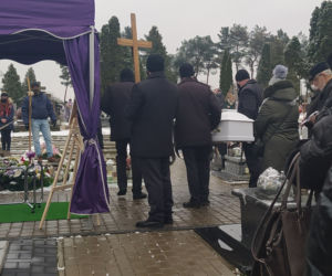 Zamordowaną Anię pochowano w białej trumience